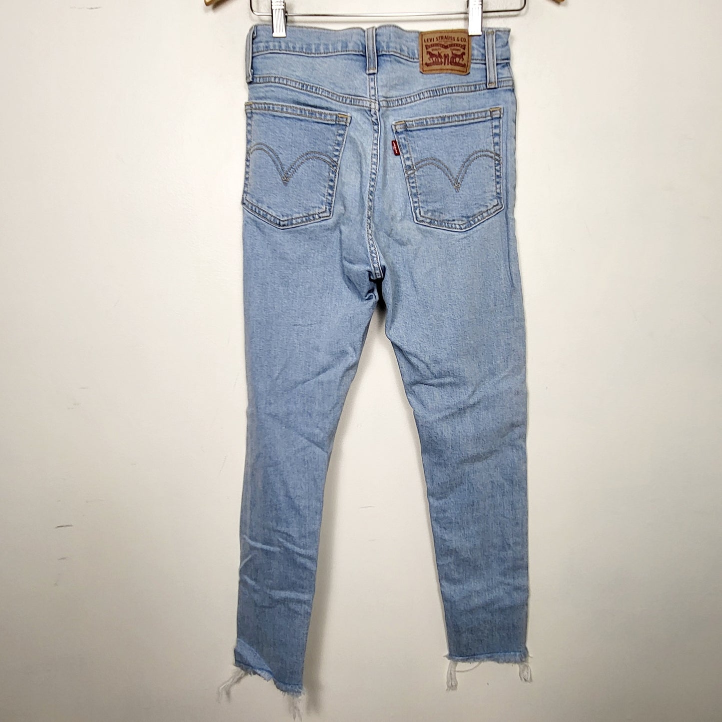 MVLK1 - Levi's distressed wedgie skinny jeans. Size 27