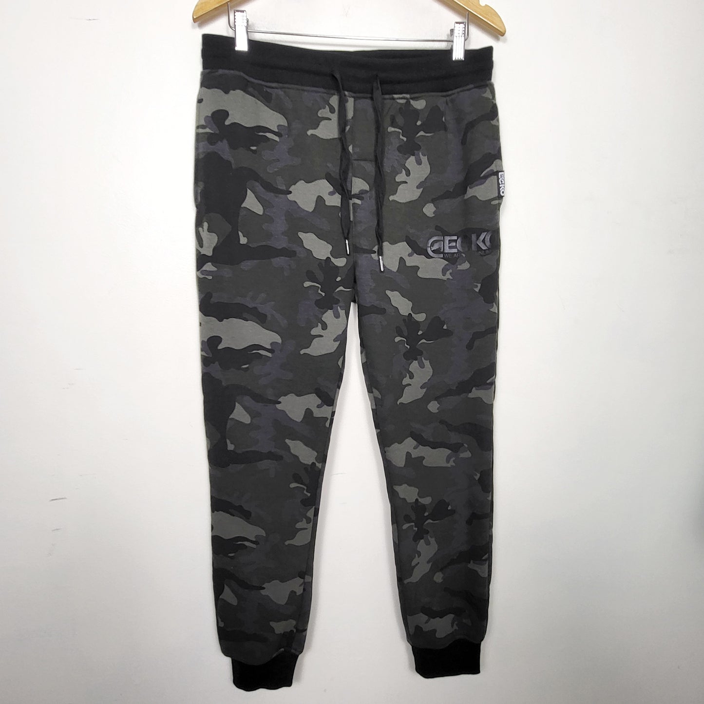 DZAV1 - Ecko camouflage plush lined joggers. Size like a medium