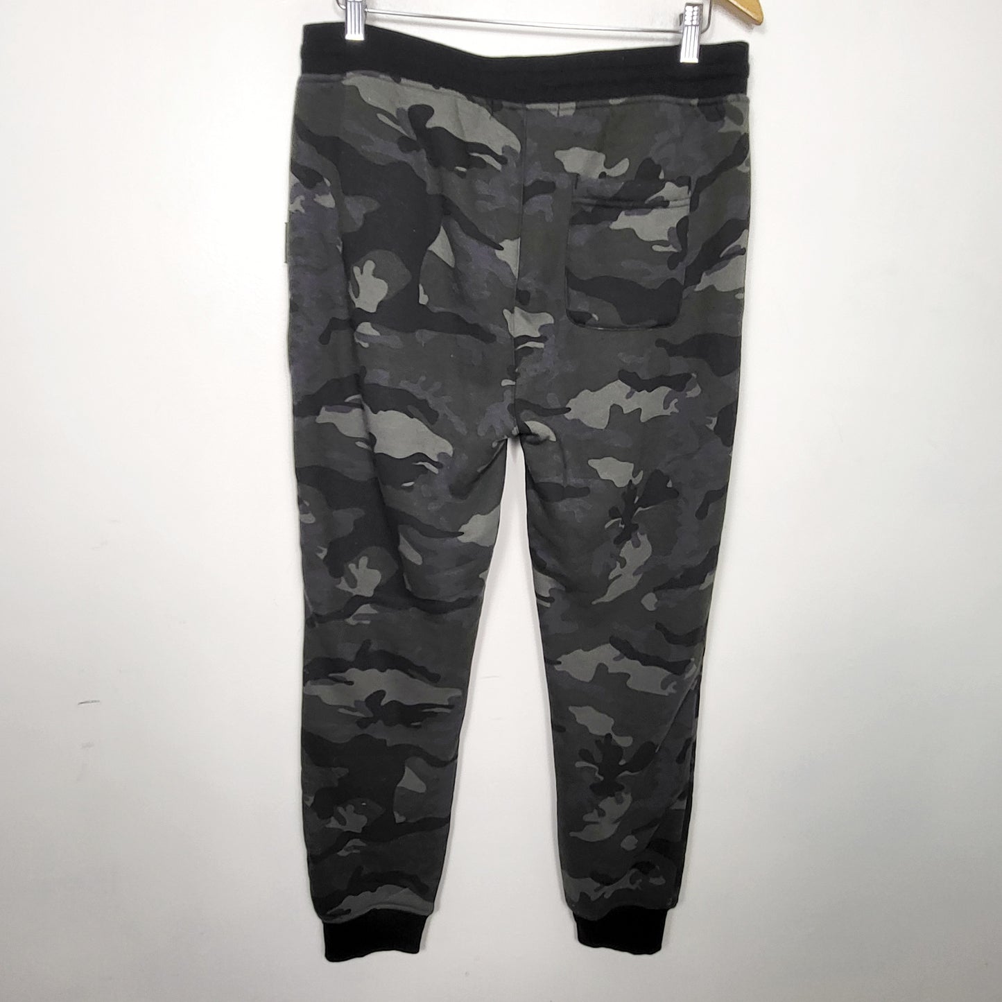 DZAV1 - Ecko camouflage plush lined joggers. Size like a medium
