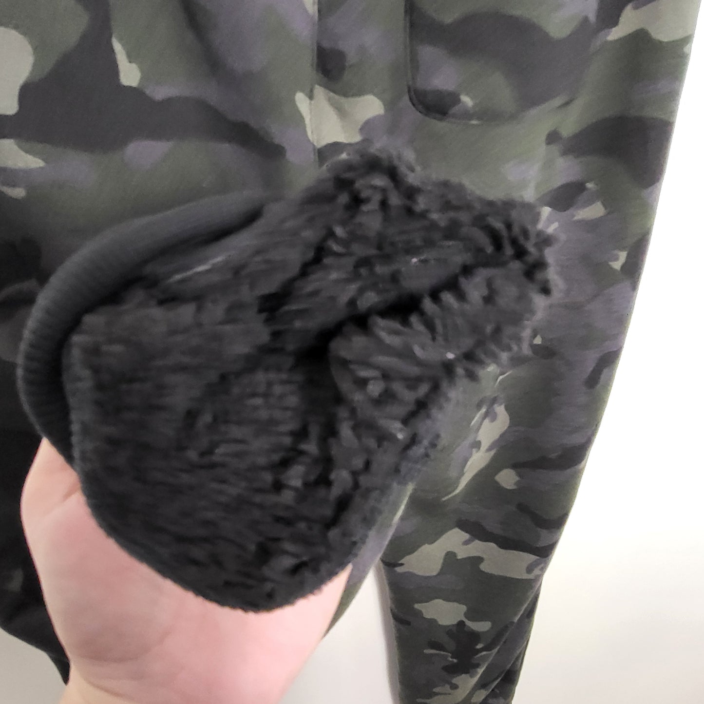 DZAV1 - Ecko camouflage plush lined joggers. Size like a medium