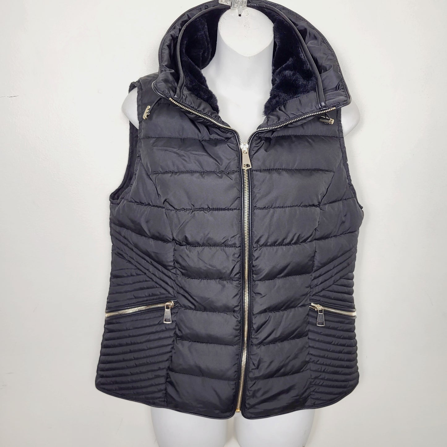 AMLE1 - NEW - Charlie Paige black quitled puffer vest with faux fur collar. Size small