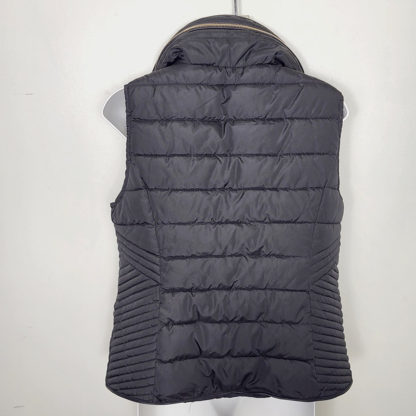 AMLE1 - NEW - Charlie Paige black quitled puffer vest with faux fur collar. Size small