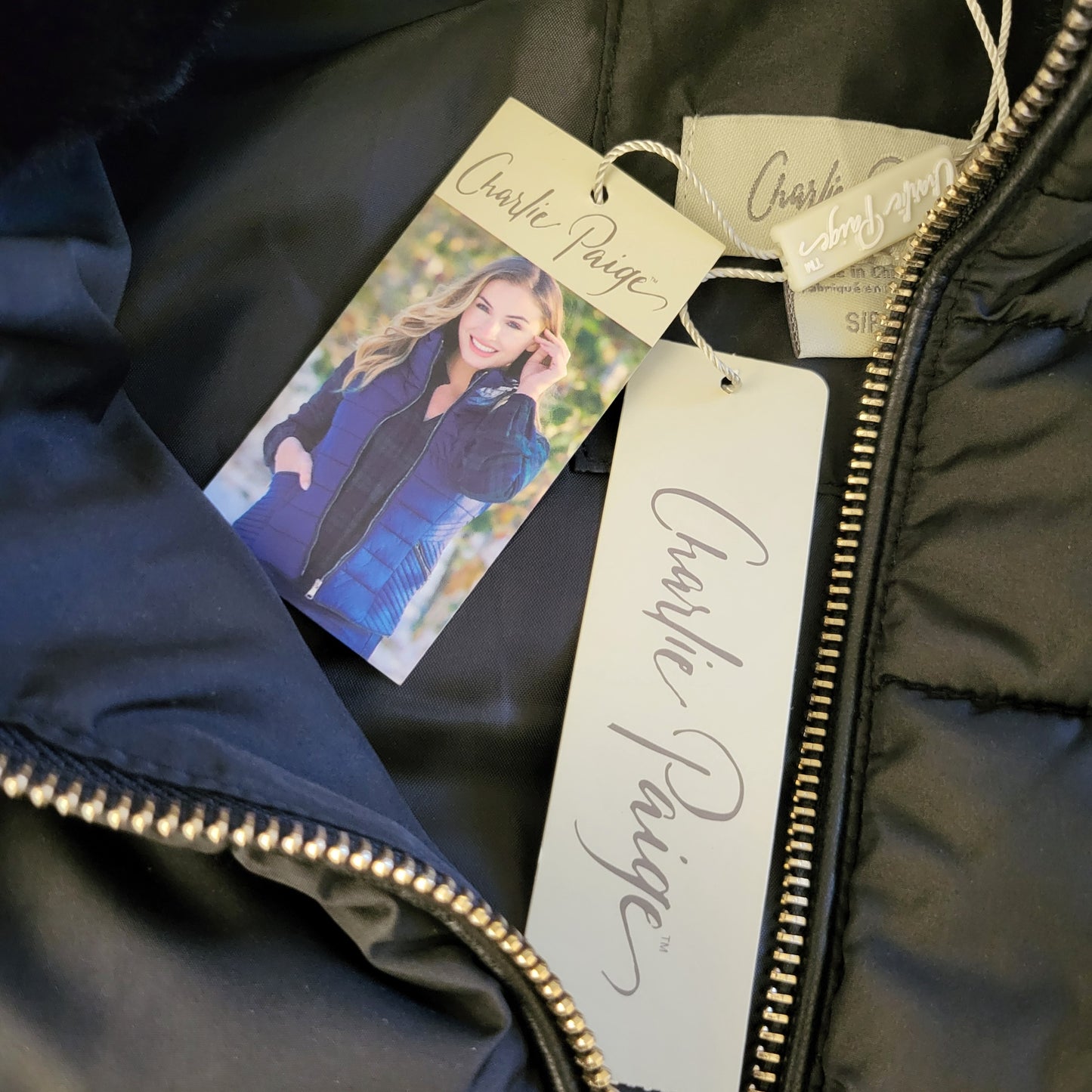 AMLE1 - NEW - Charlie Paige black quitled puffer vest with faux fur collar. Size small