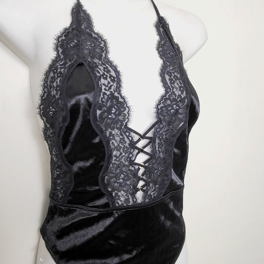 AMLE1 - NEW - La Senza black lace bodysuit. Size small