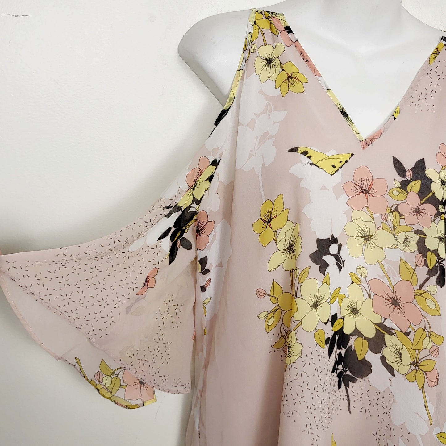 AMLE1 - Guess pink floral print flowy chiffon cold shoulder top. Size small