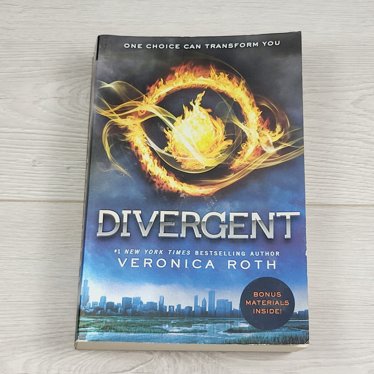 BBIN1 - Divergent. Soft cover novel. LOCAL pick up or delivery only