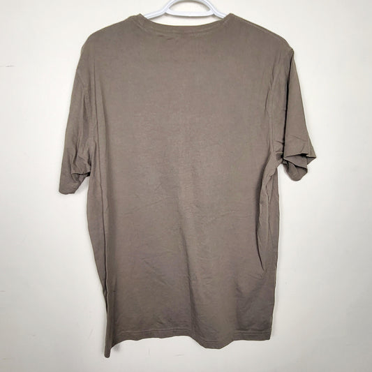 DZAV2 - Eddie Bauer sand coloured t-shirt. Men's size medium