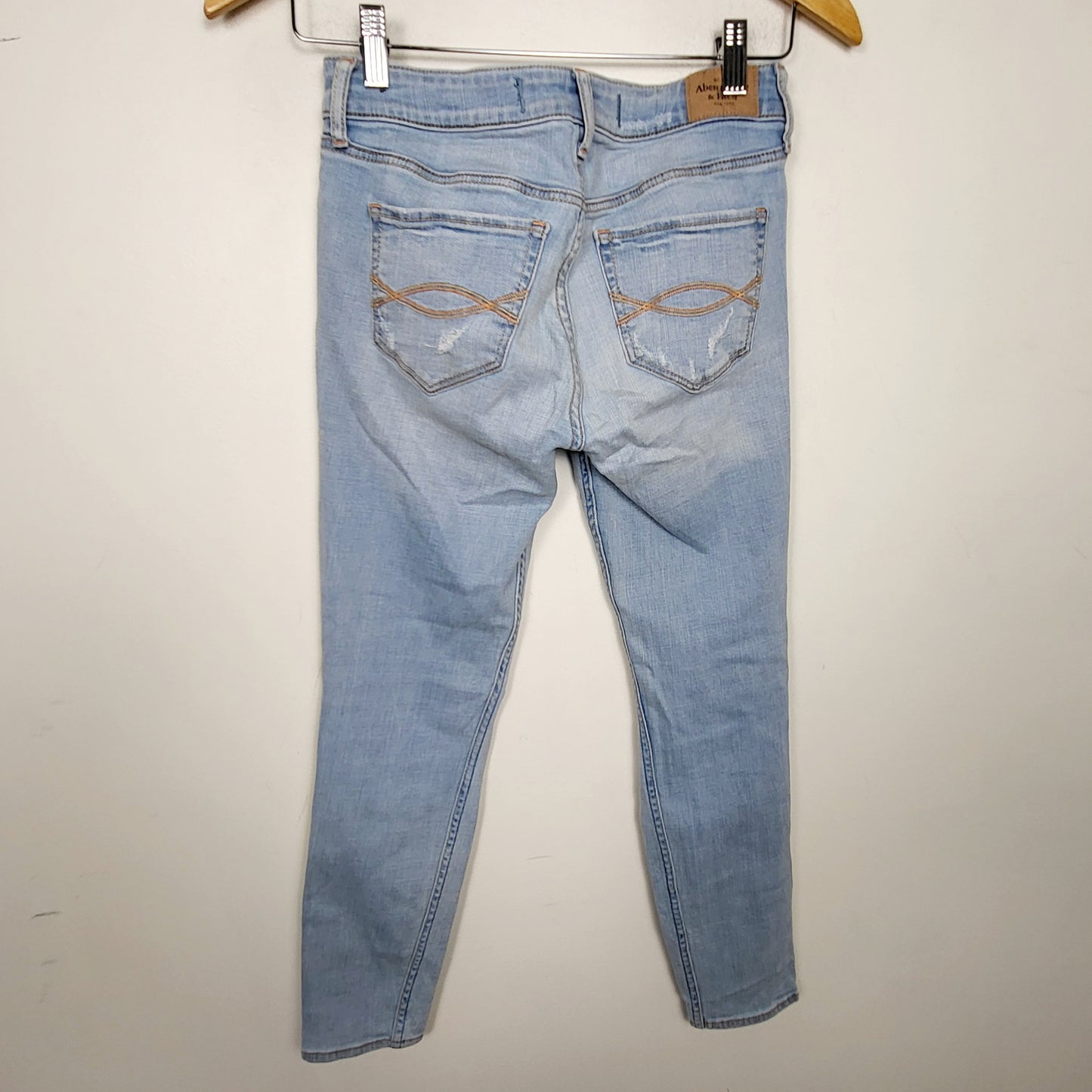 DZAV2 - Abercrombie + Fitch distressed jeans. Size 4