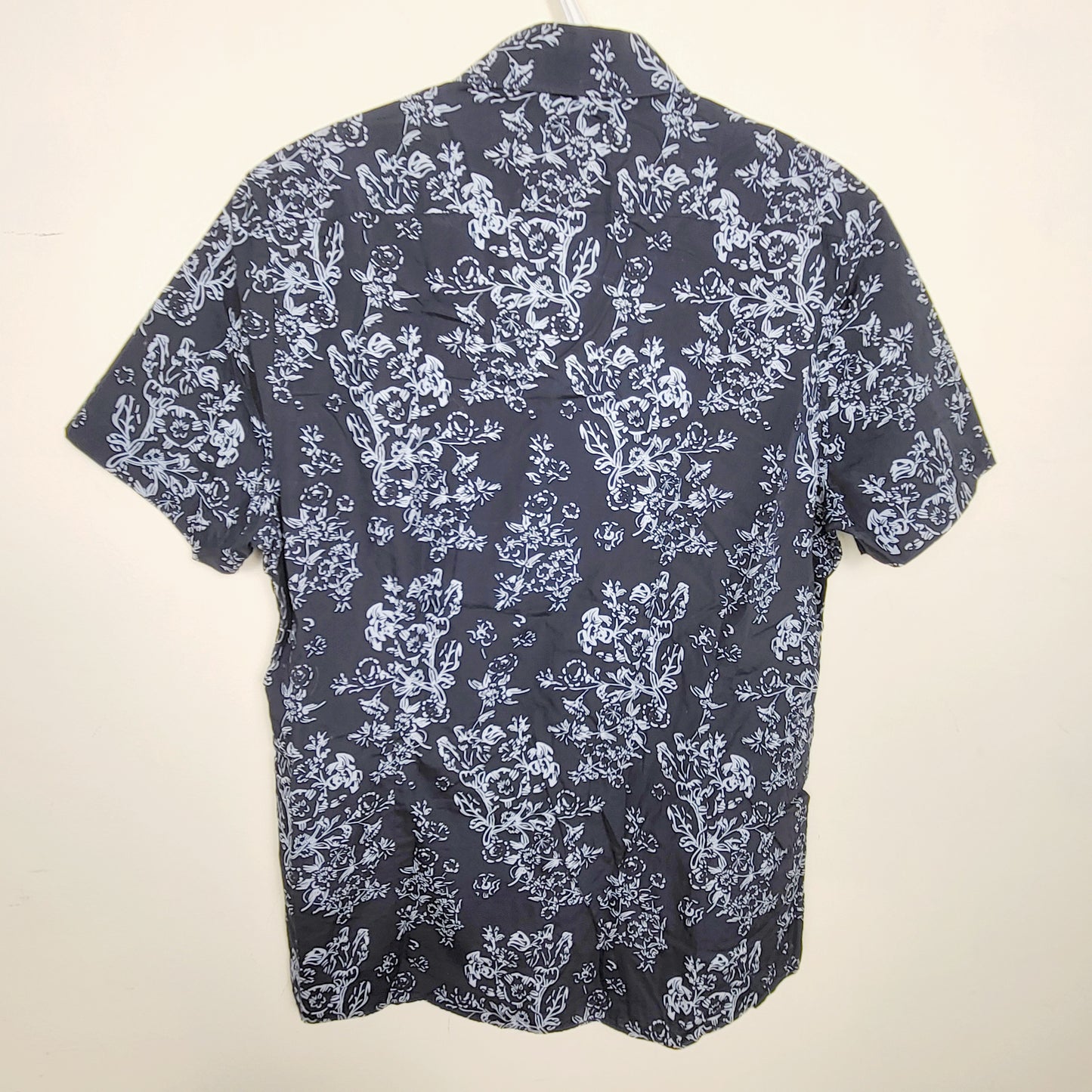 COWN1 - RW and Co navy floral print slim fit button down men's top. Size large