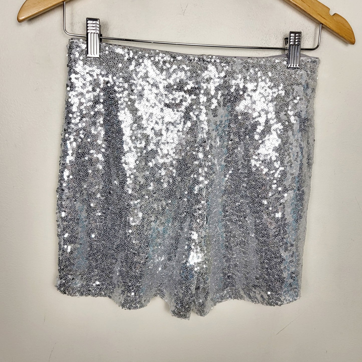 JKZ2 - NEW - Vera Moda high rise silver sequin shorts. Size small