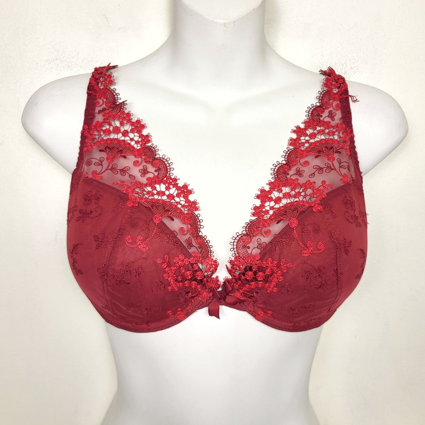 JKZ2 - Simone Perele red lace "wish" triangle push-up bra. Size 38C. Retails for $170 new