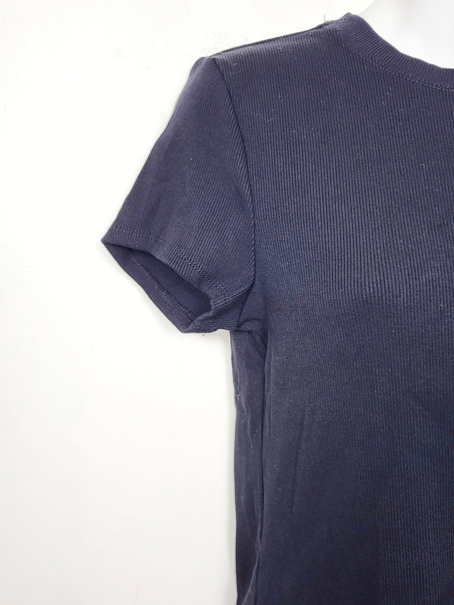 LIRE1 - Tahari black rib knit t-shirt. Size large