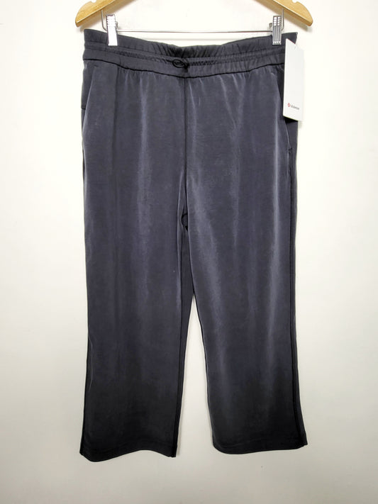 LIRE1 - NEW - Lululemon Softstreme high rise straight leg crop pants. Ladies size 10 🍁