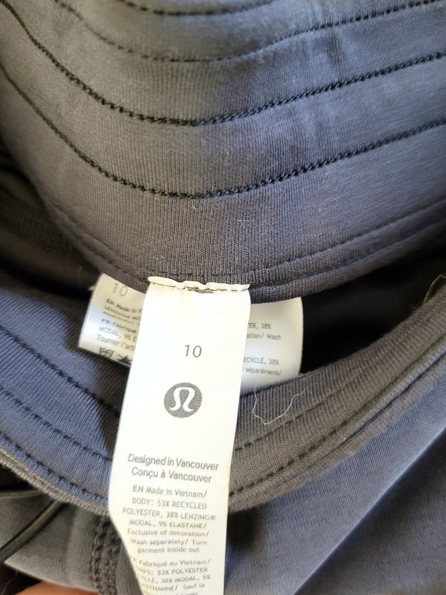 LIRE1 - NEW - Lululemon Softstreme high rise straight leg crop pants. Ladies size 10 🍁