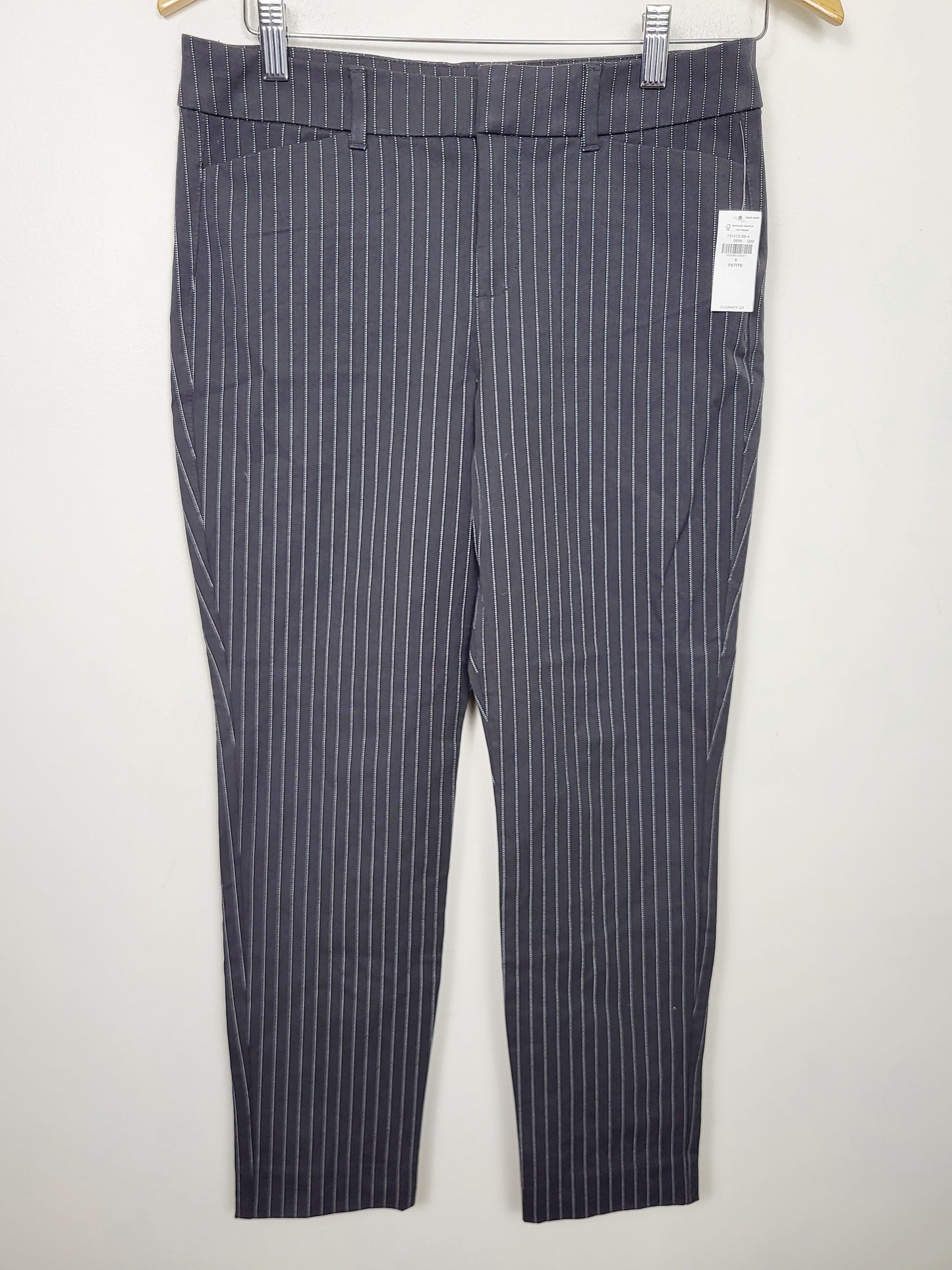 DOKN - NEW - Old Navy grey striped high rise Pixie pant. Size 6 PETITE