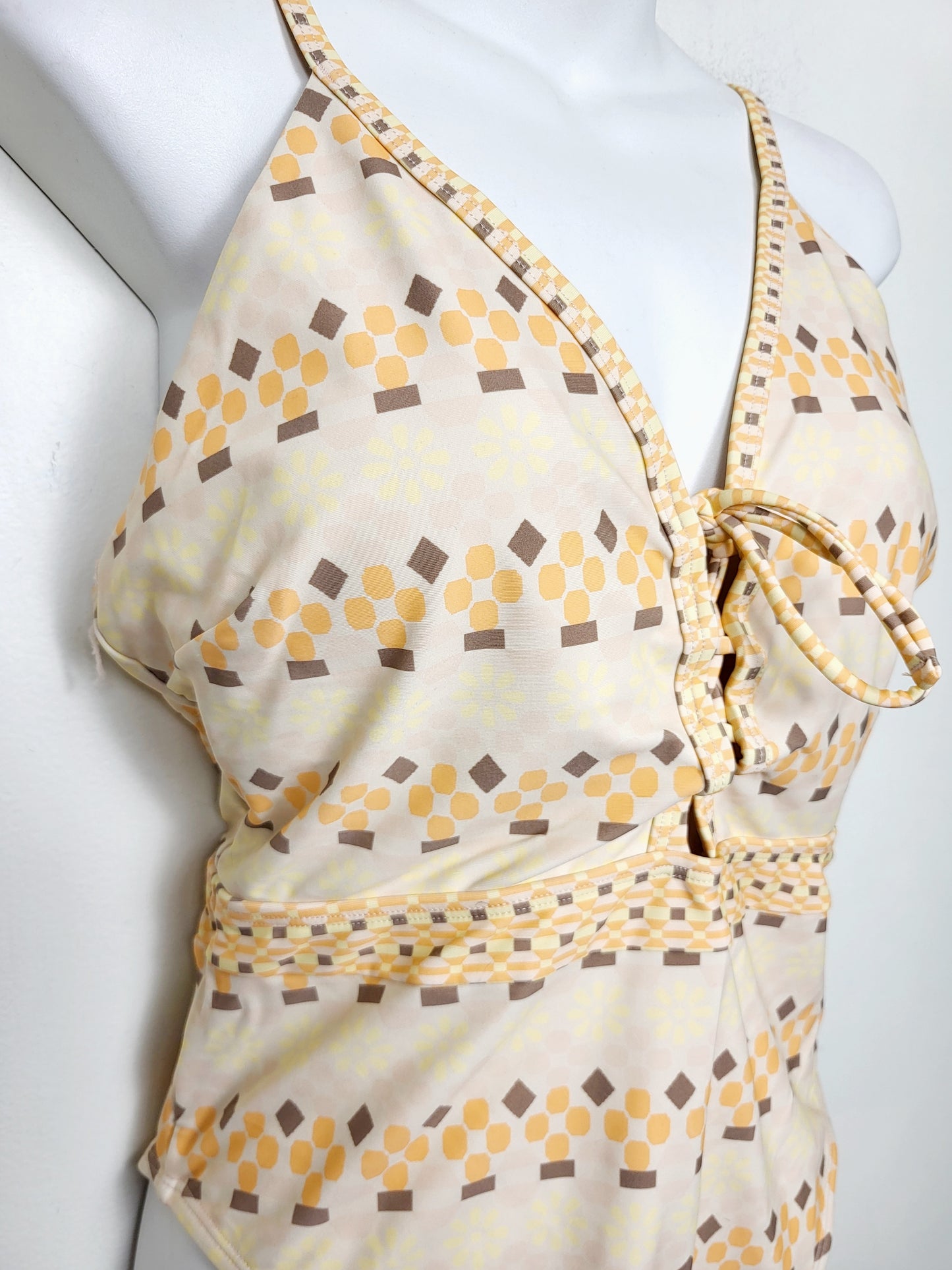 AGLL2 - NEW - Cupshe Stefanie Geo Print Lace-Up One-Piece Swimsuit. Size large