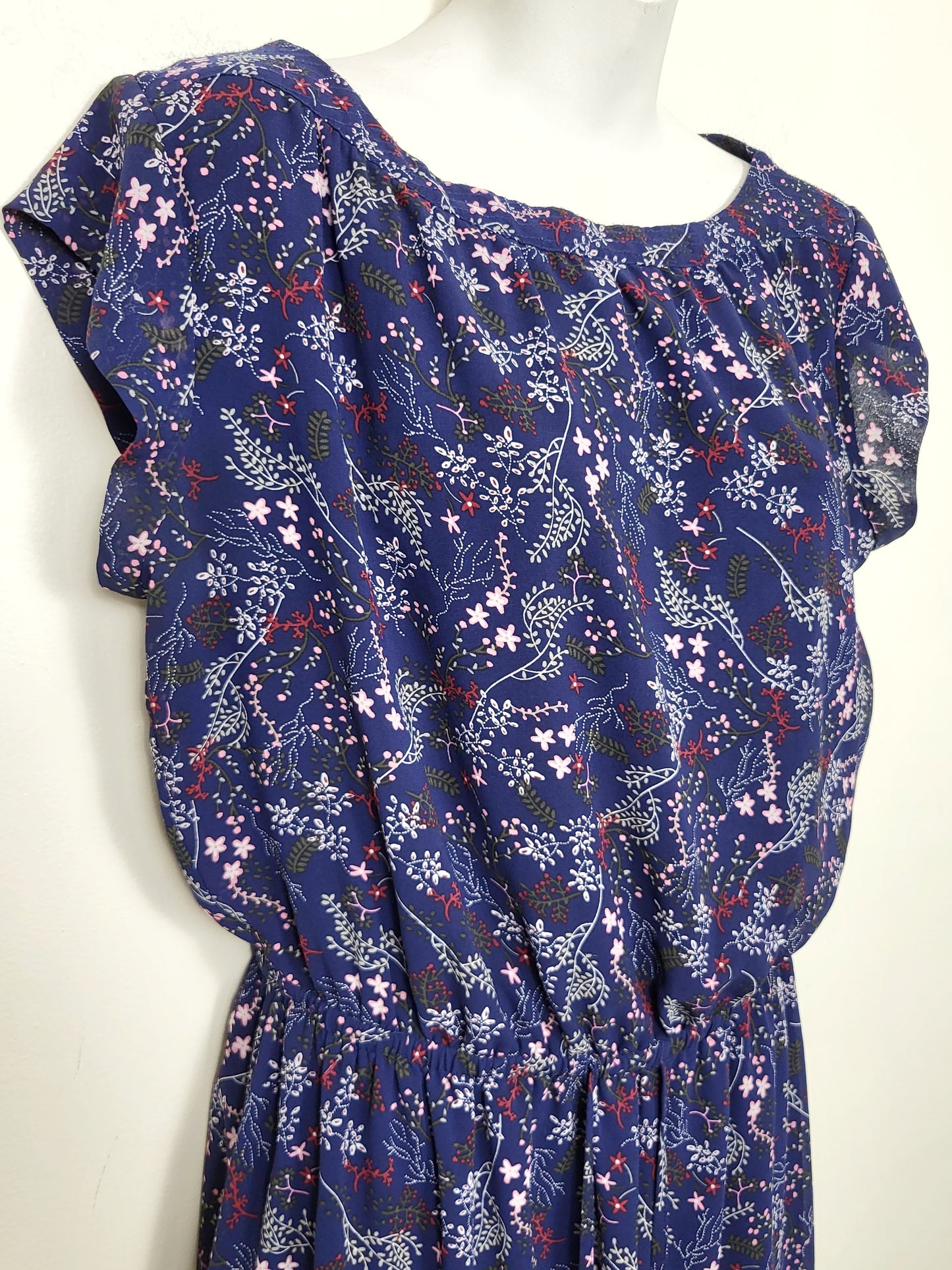 TRCA1 - Reitmans navy floral print dress. Size medium