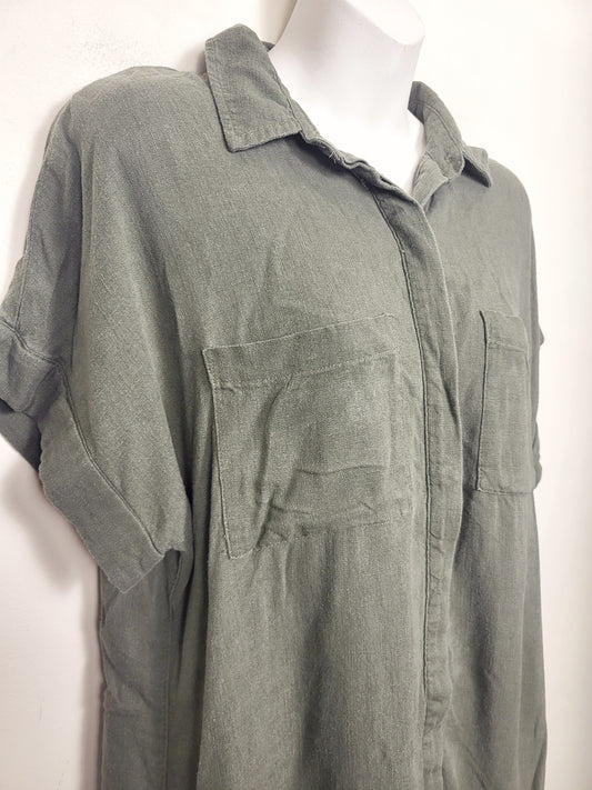 Kismet army green rayon / linen blend button down shirt. Size medium