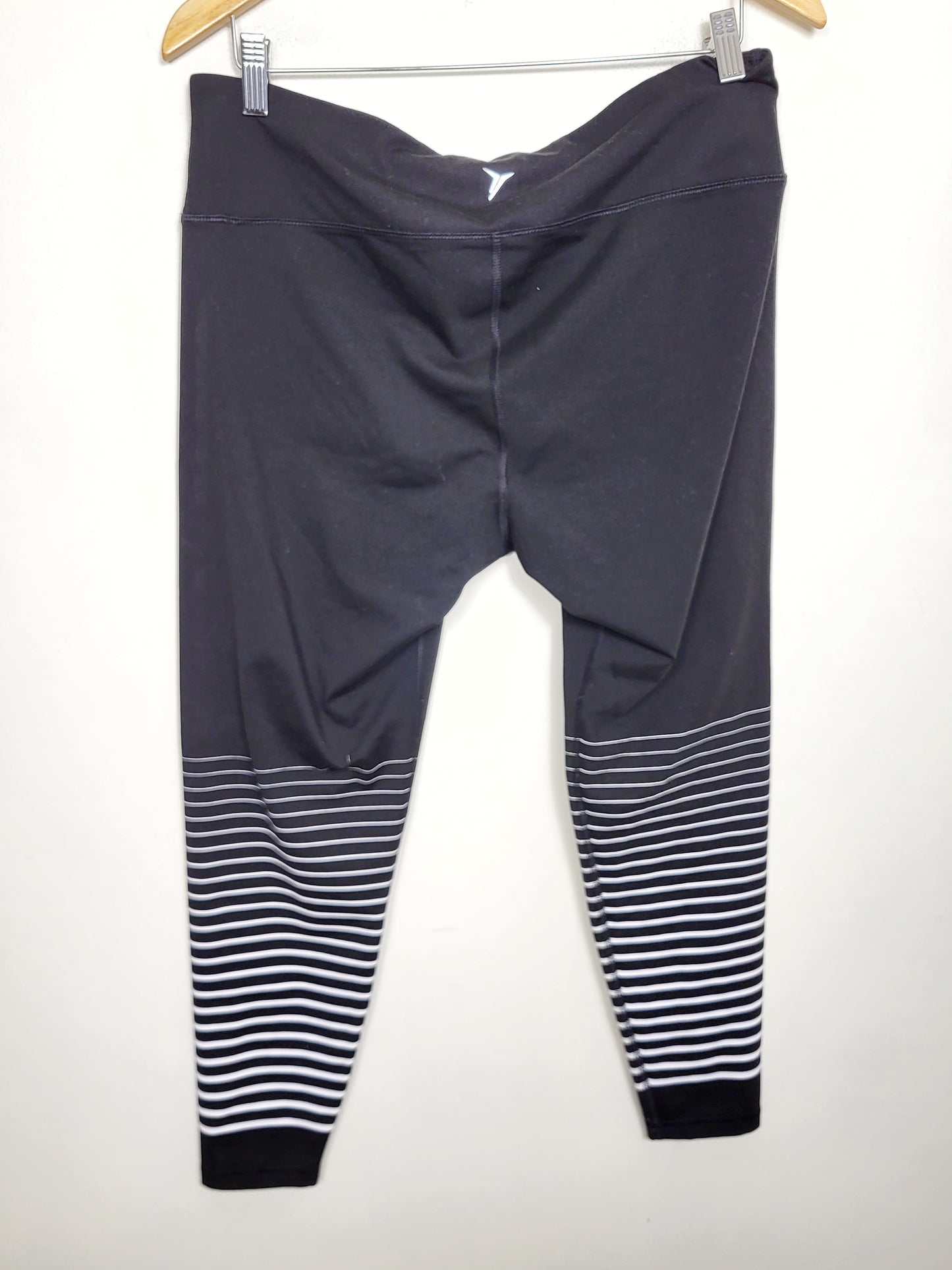 Old Navy black striped cropped active leggings. Size XL