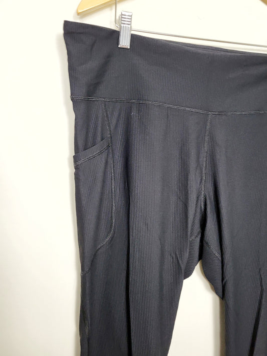 Old Navy black ribbed cropped high-rise Powersoft legginhs. Size XXL