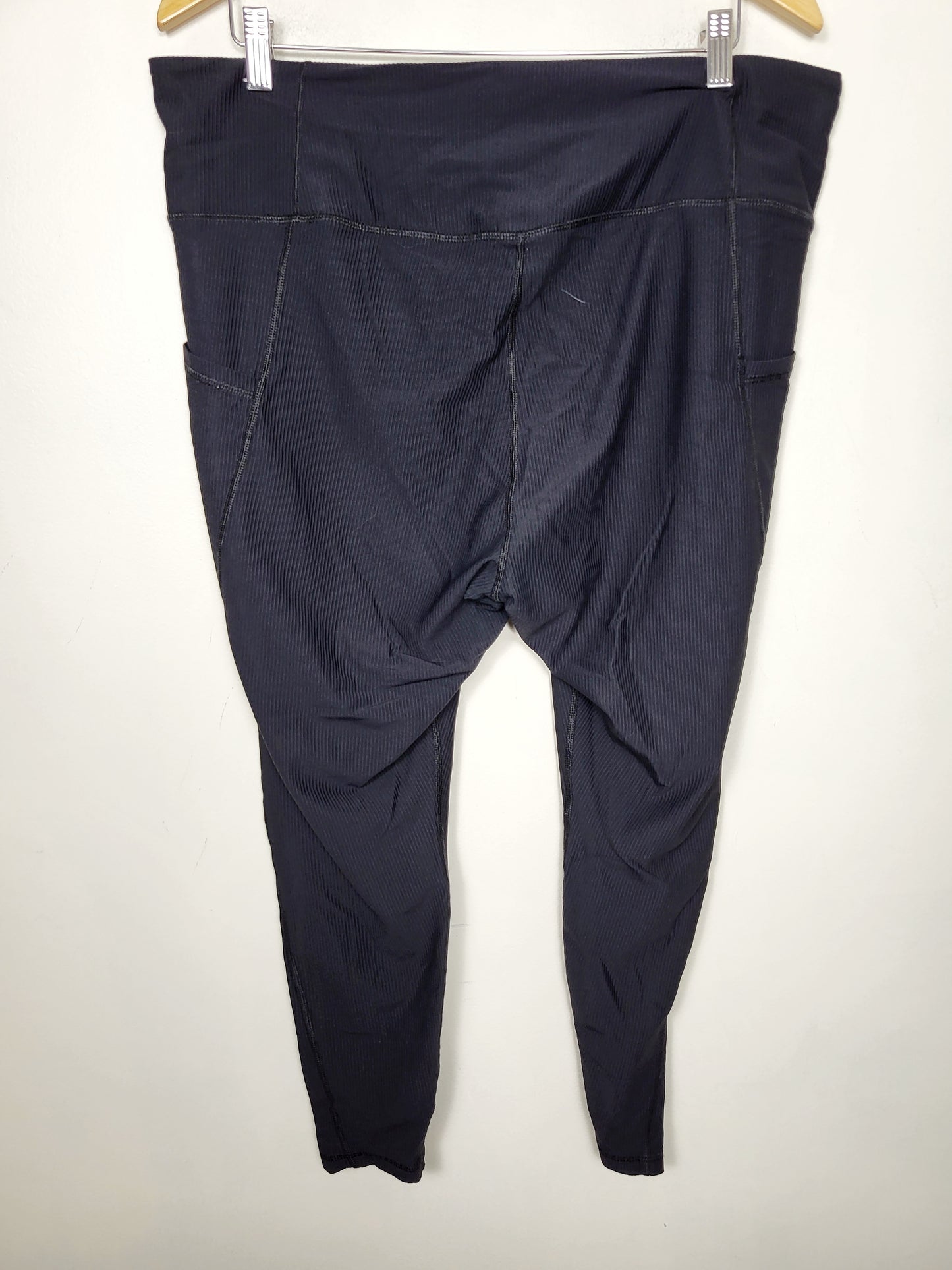 Old Navy black ribbed cropped high-rise Powersoft legginhs. Size XXL