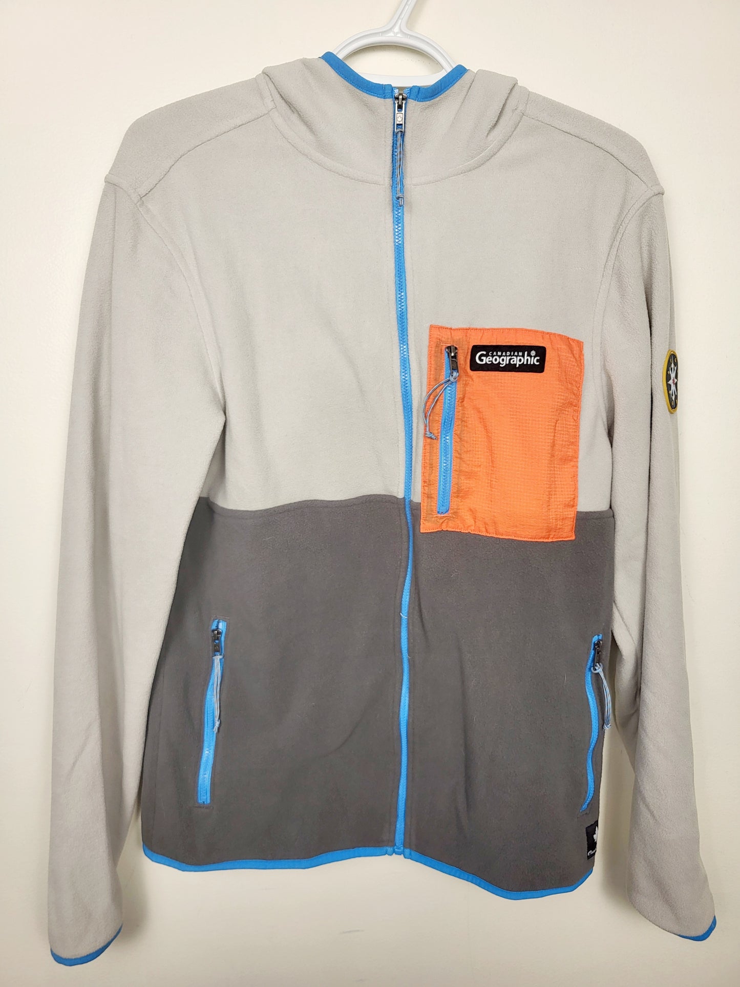 Canadiana two-tone grey National Geographic microfleece hoodie | Size SMALL