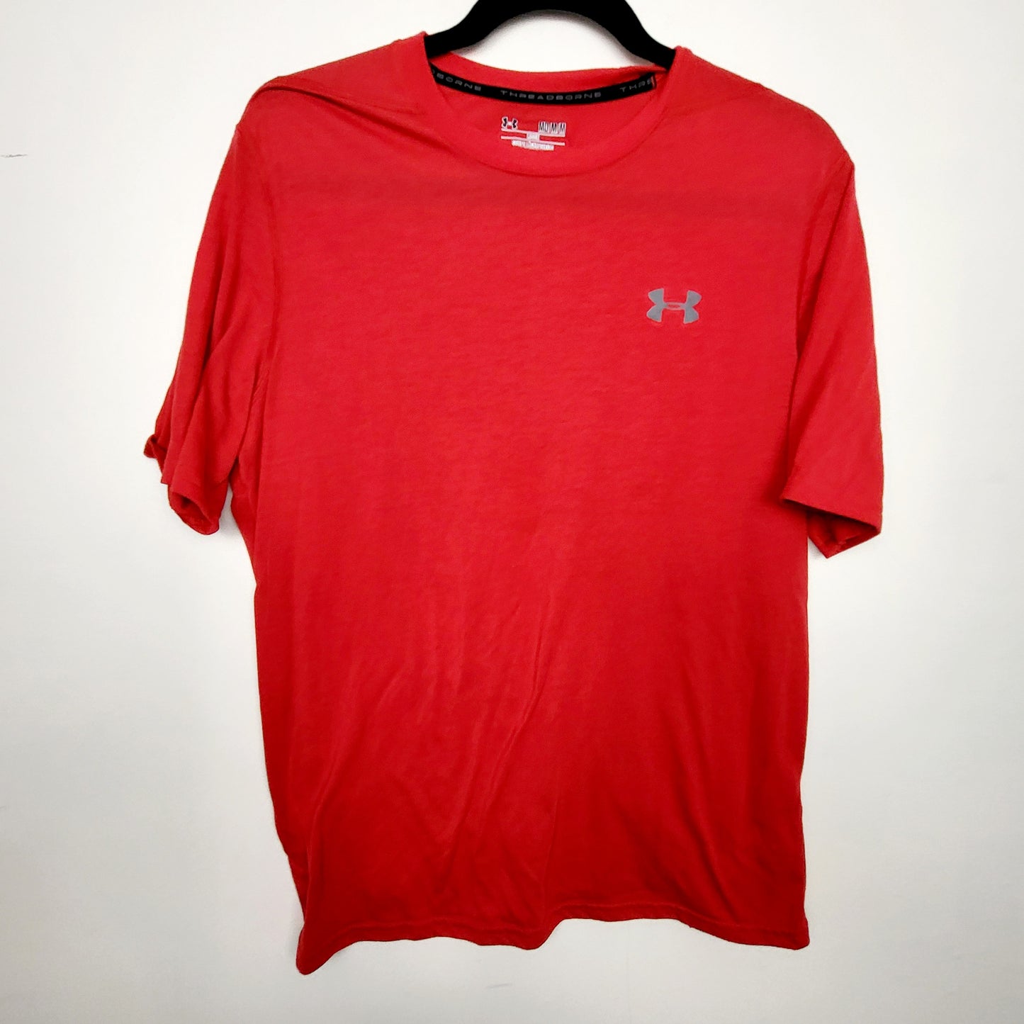 JKZ1 - Under Armour red loose fit heat gear t-shirt. Size medium