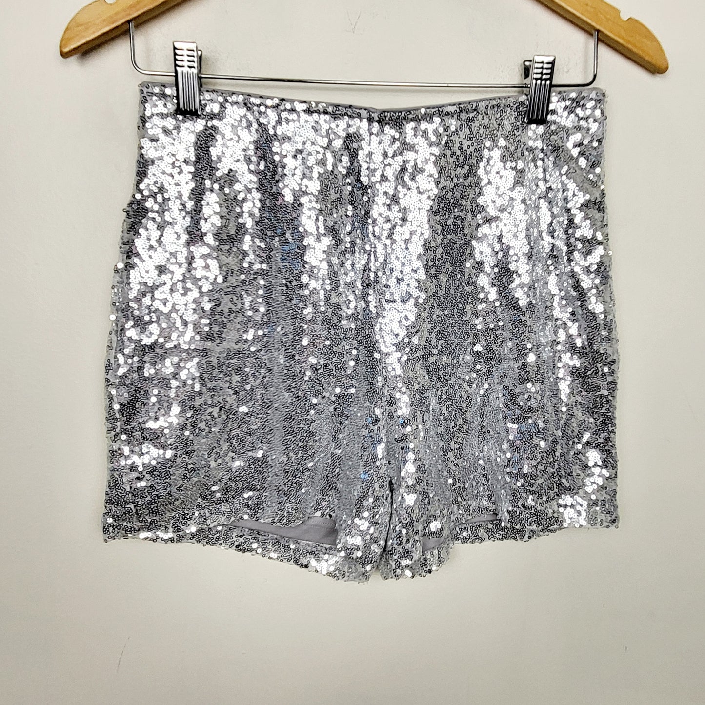 JKZ1 - NEW - Vero Moda silver sequin high rise shorts. Size small