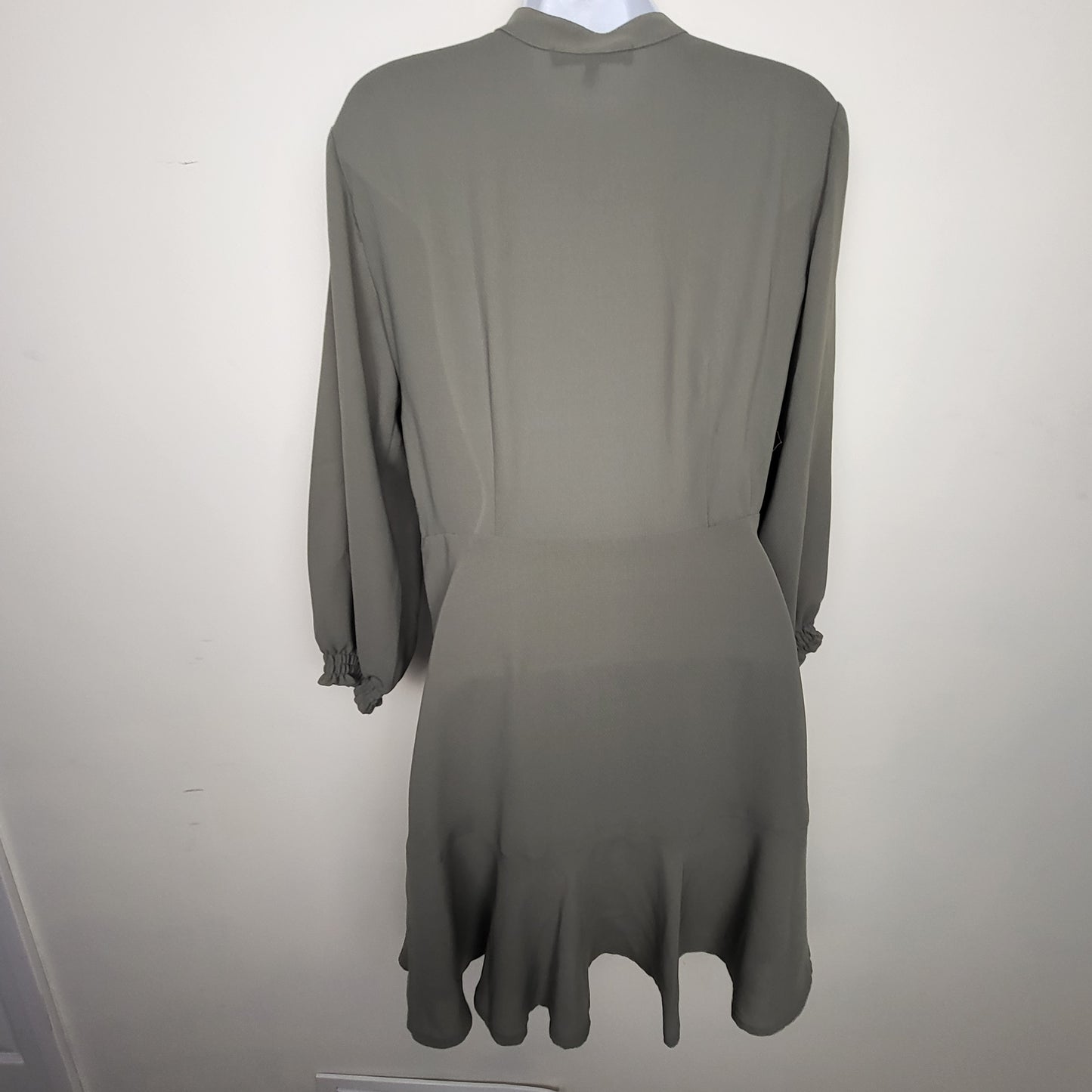 AMHU1 - Dynamite green button down midi dress. Size small