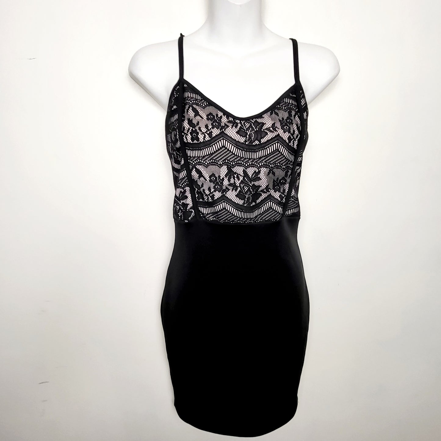 AMHU1 - NEW - UK2LA black lacey bodycon dress. Size medium