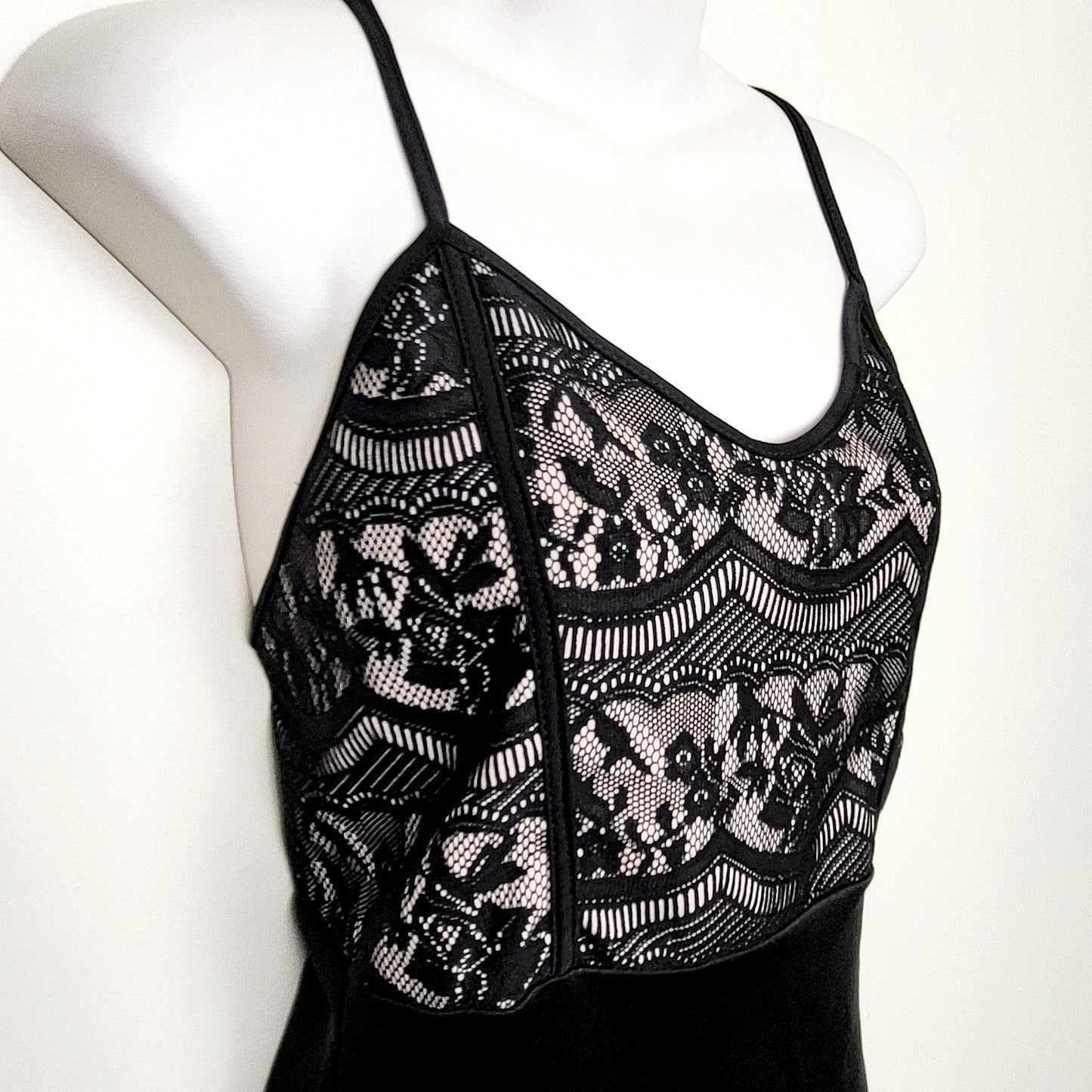 AMHU1 - NEW - UK2LA black lacey bodycon dress. Size medium