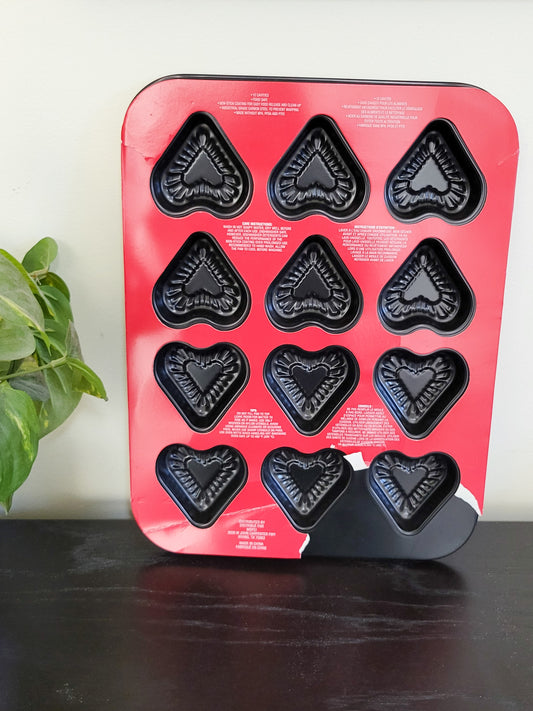 NEW - Celebrate It mini heart cakes pan