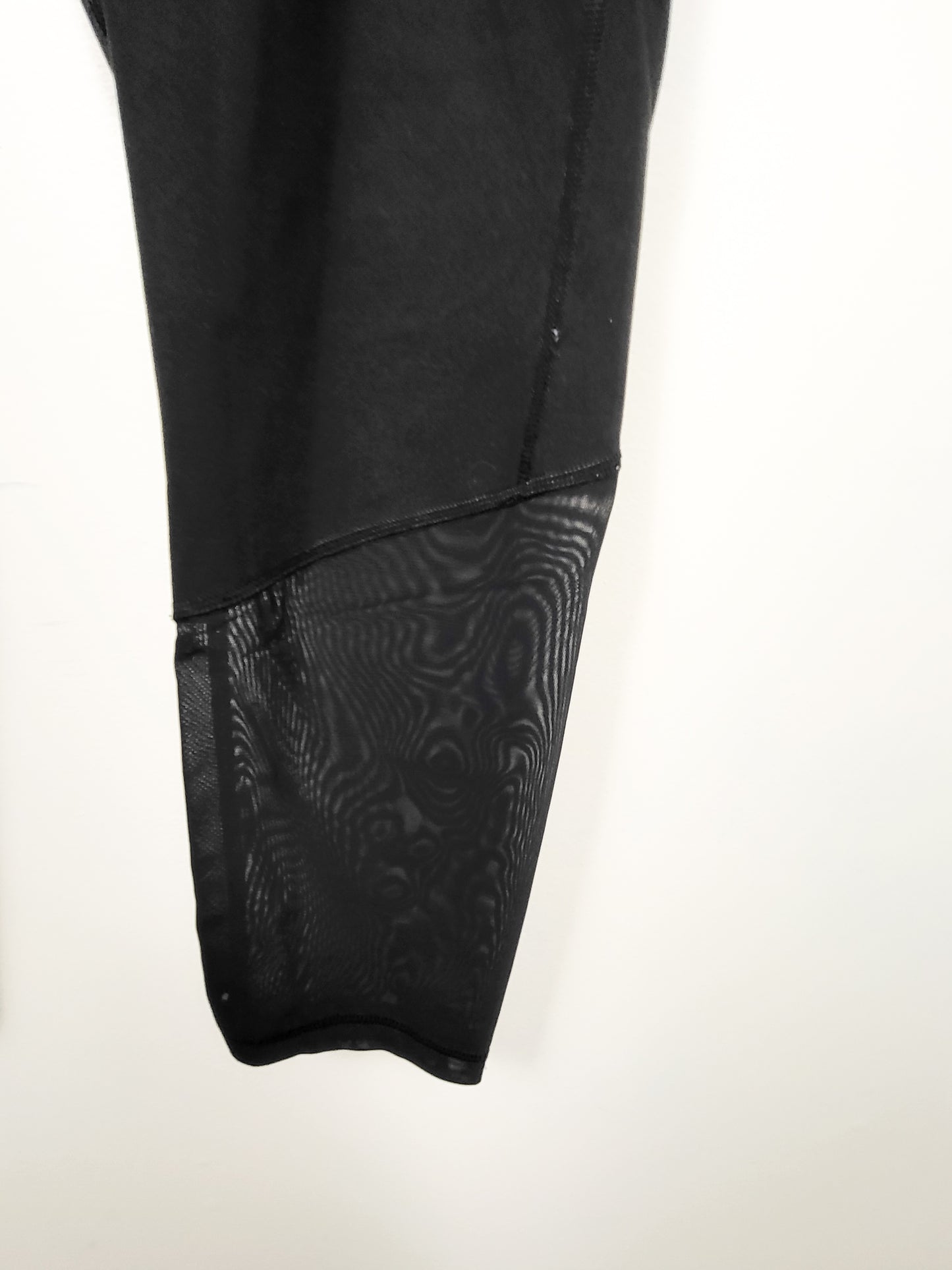 Old Navy black cropped active leggings with mesh cut-outs | Size XL
