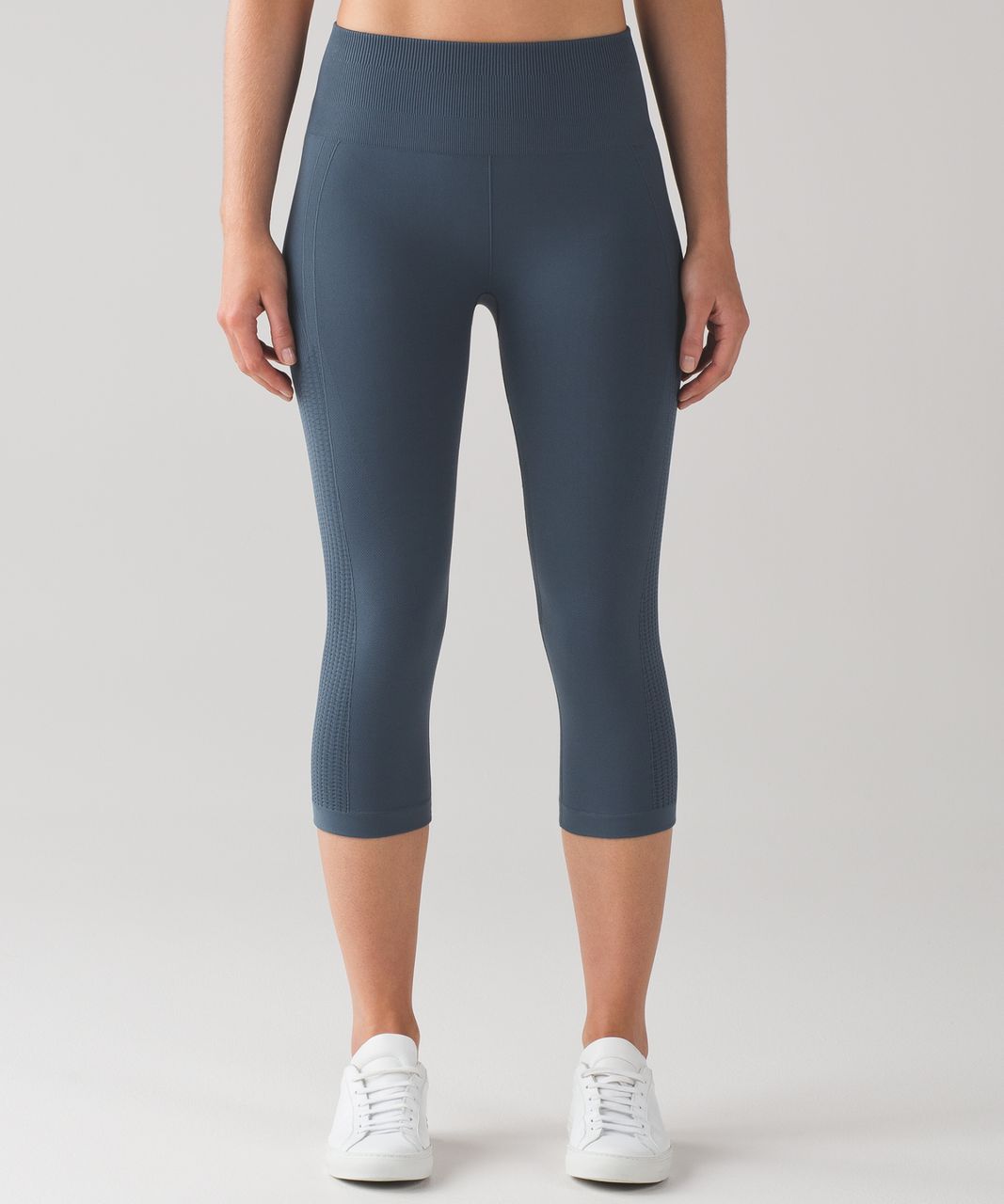 ESZ2 - Lululemon blue Flow & Go crop leggings in Astro Blue colour. Size 4