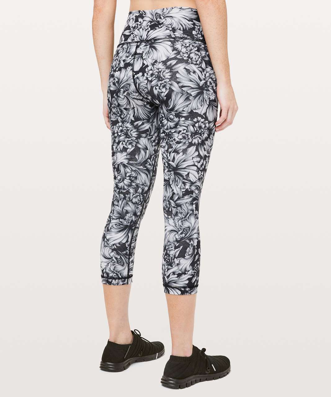 KBRD1 - Lululemon Wunder Under Crop in Night Garden Ice Grey Black pattern. Size 4