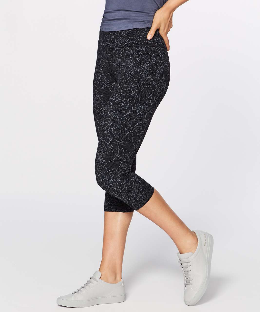 CMCRD11 - Lululemon Align Crop *19" in Lacescape Dark Cast Black print. Size 6