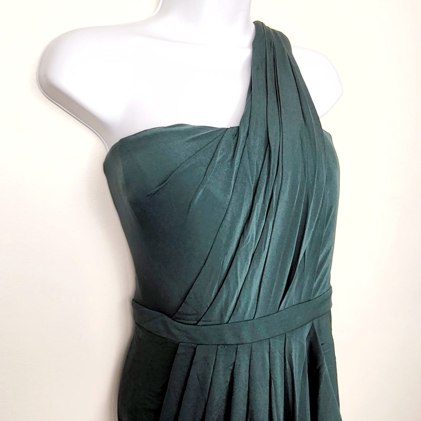 AMHU11 - NEW - BCBGMAXAZRIA Julieta One Shoulder Dress in Fern Colour. Size 8