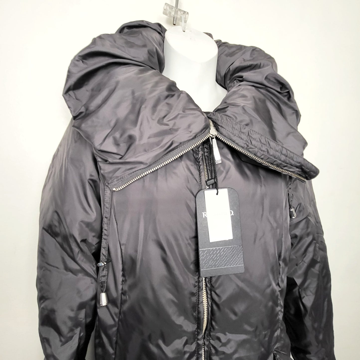 AMHU11 - NEW - RW and Co grey shimmery down jacket. Size small š