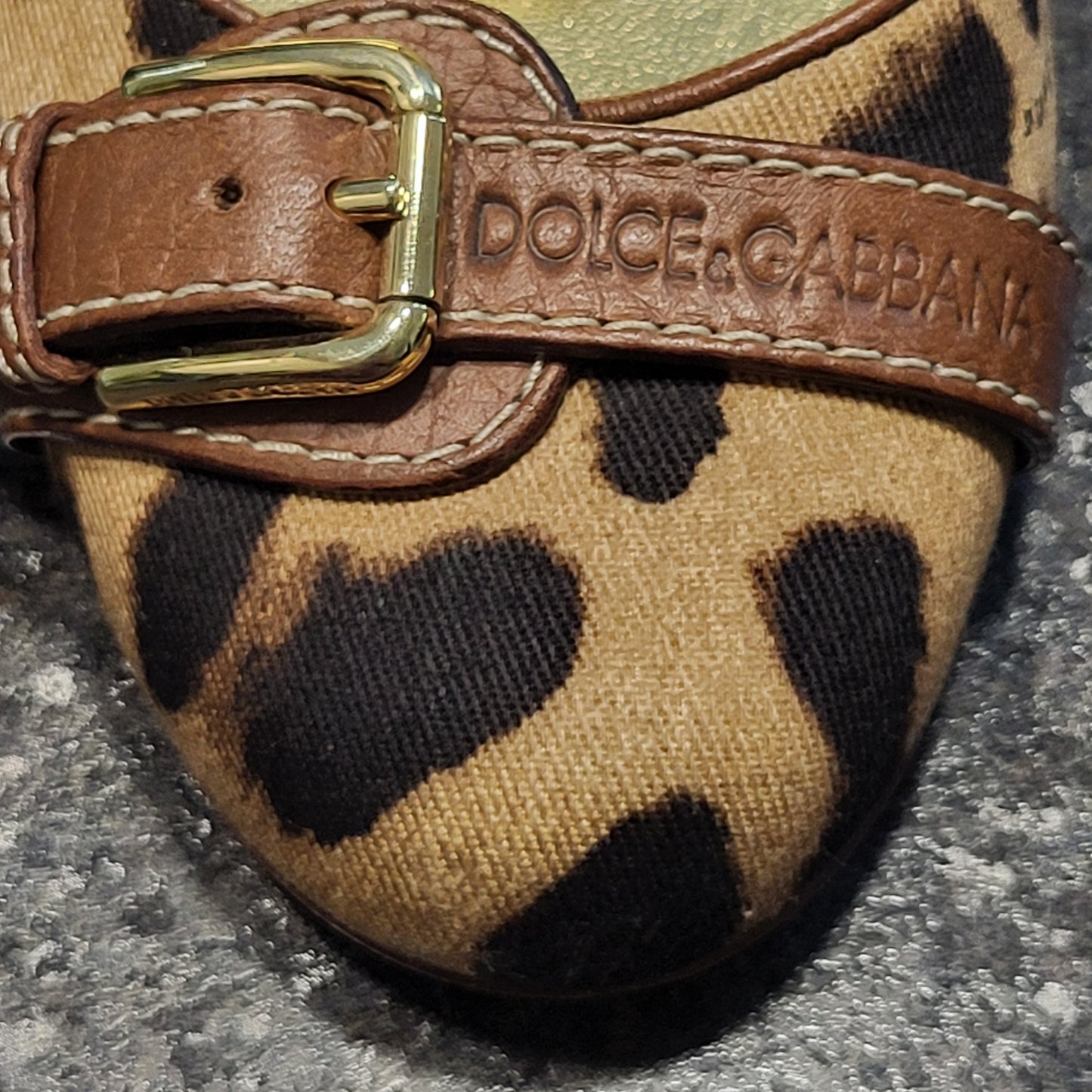 CKLB1 - Authentic Dolce & Gabbana leopard print pumps. Size 37.5 (ladies size 7)