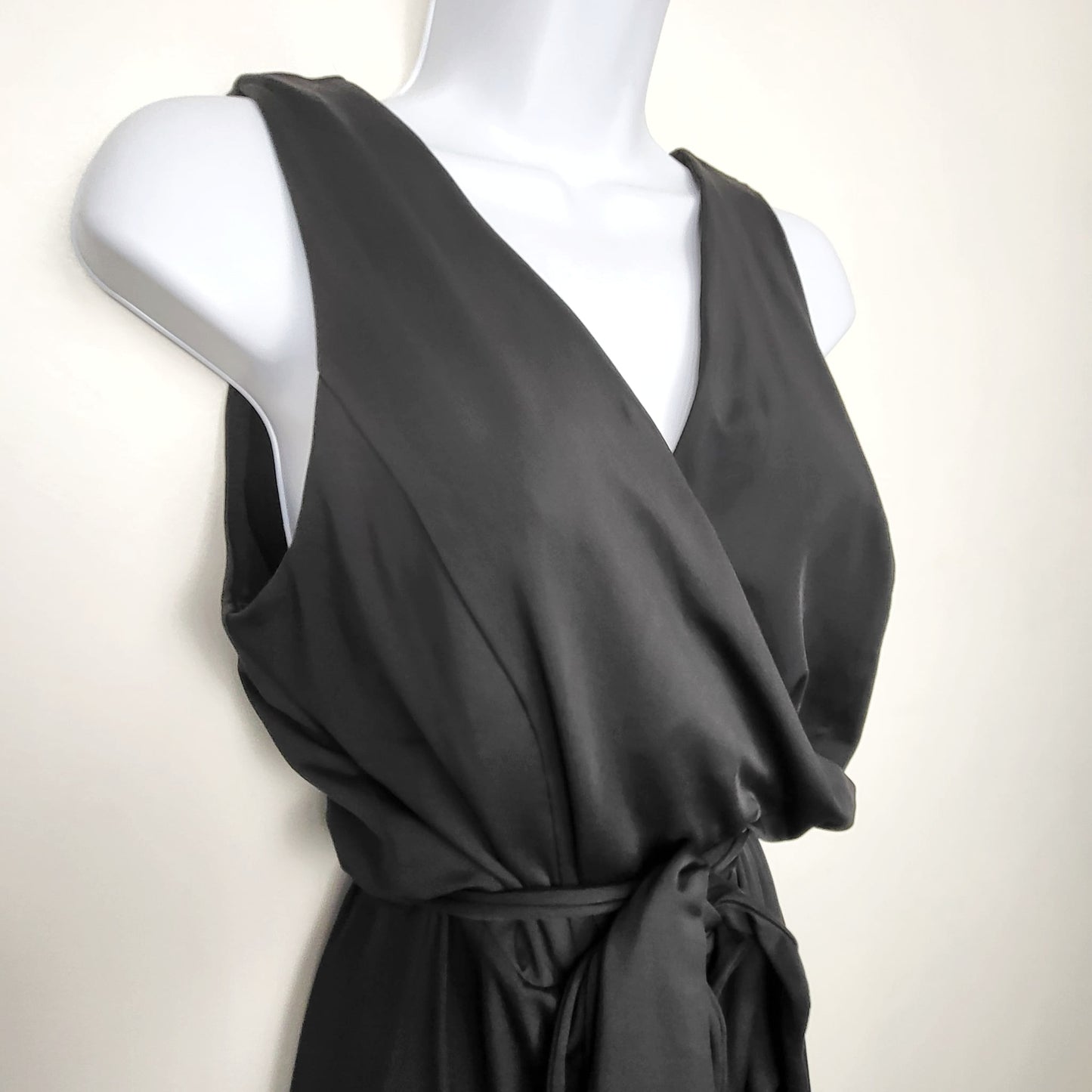 AMHU11 - NEW - Charlie Paige black faux wrap sleeveless dress. Size small/medium