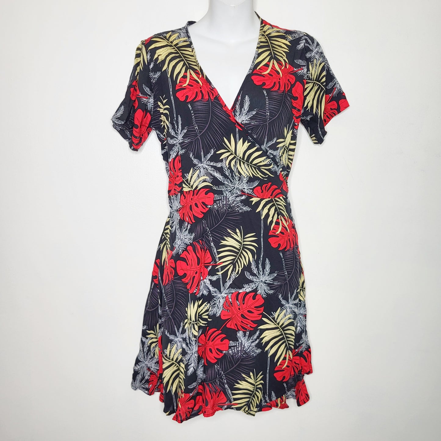 CSWRTZ1 - Leaf patterned rayon wrap dress, approx size Small, good condition