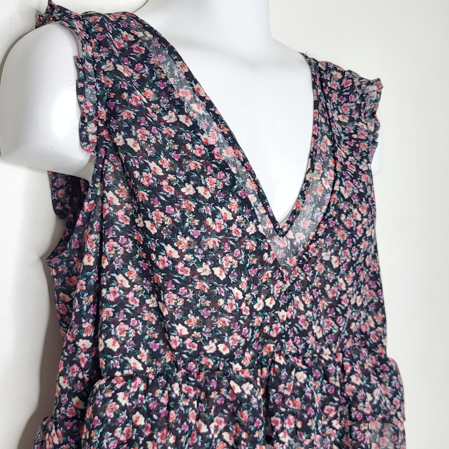 CHND2 - American Eagle Outifitters floral print sleeveless blouse, size medium, good condition