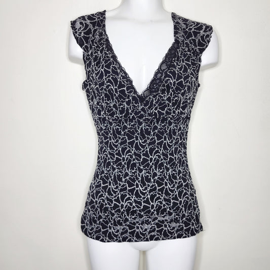 NTLL1 - Le Chateau black and white textured floral patterned top, size small, good condition