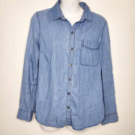 DFON1 - Old Navy classic fit denim look button down top, size small, good condition