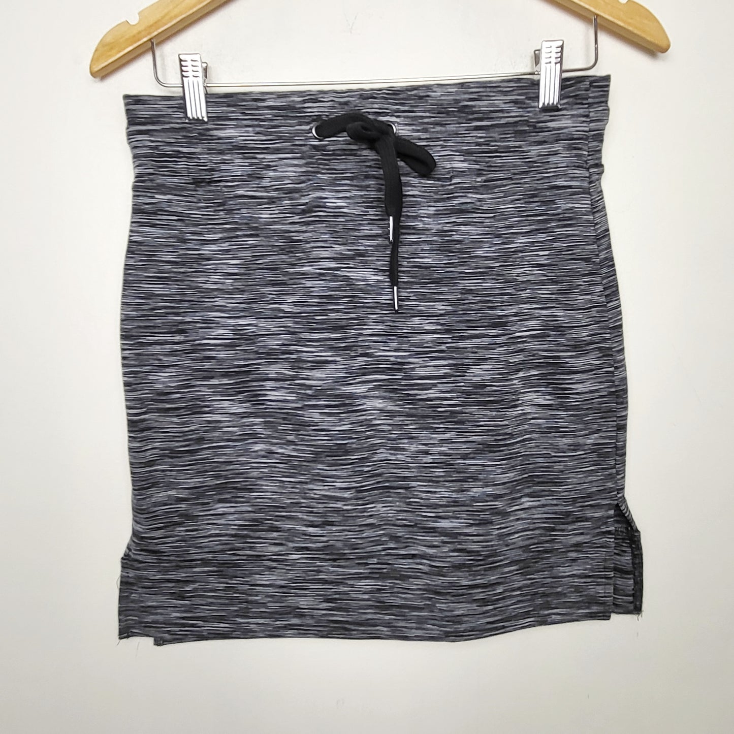 VKB1 - Freedom Trail by Kyodan grey marled active skirt. Size XS