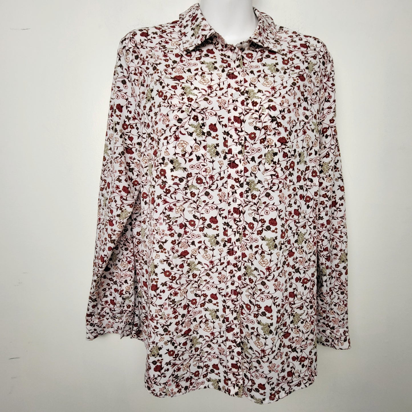 MHCK2 - RW and Co white floral print long sleeve button down blouse. Size large 🍁