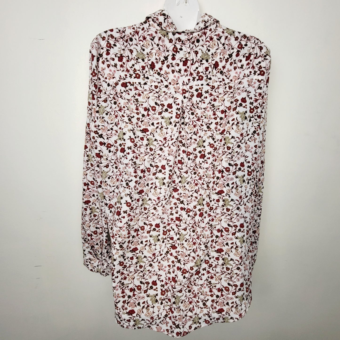 MHCK2 - RW and Co white floral print long sleeve button down blouse. Size large 🍁