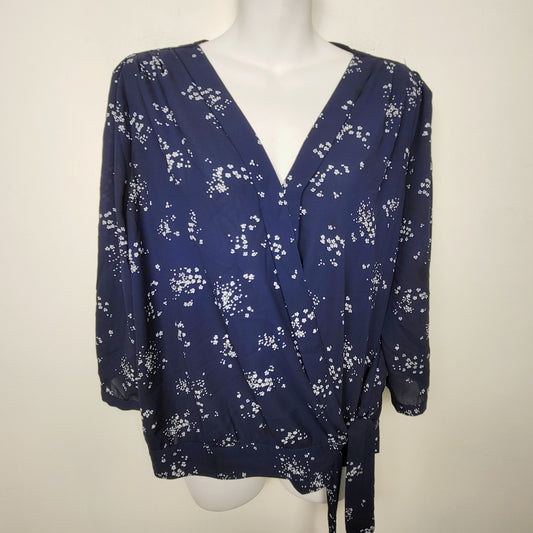 MHCK2 - Reitmans navy floral print crossover blouse with waist tie. Size large 🍁