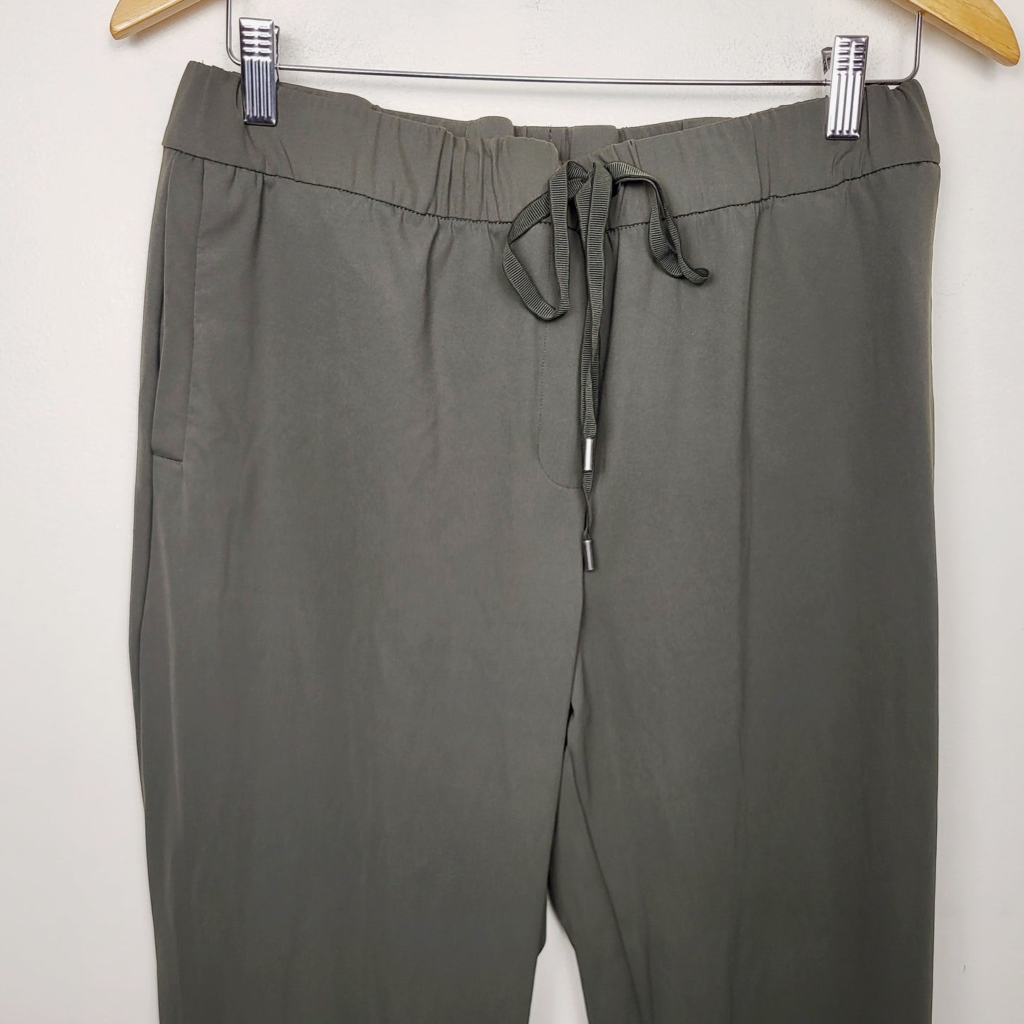 MHCK2 - RW and Co green high rise joggers with taperd leg. Size large 🍁