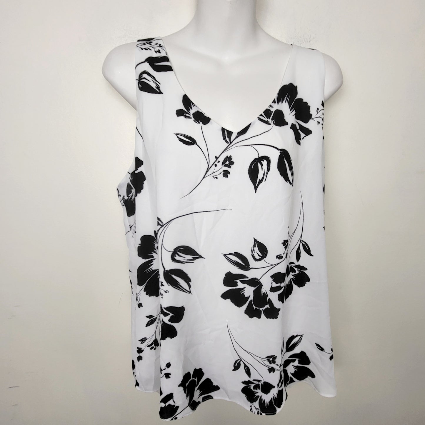 MHCK2 - RW and Co black and white floral print sleeveless top. Size large 🍁